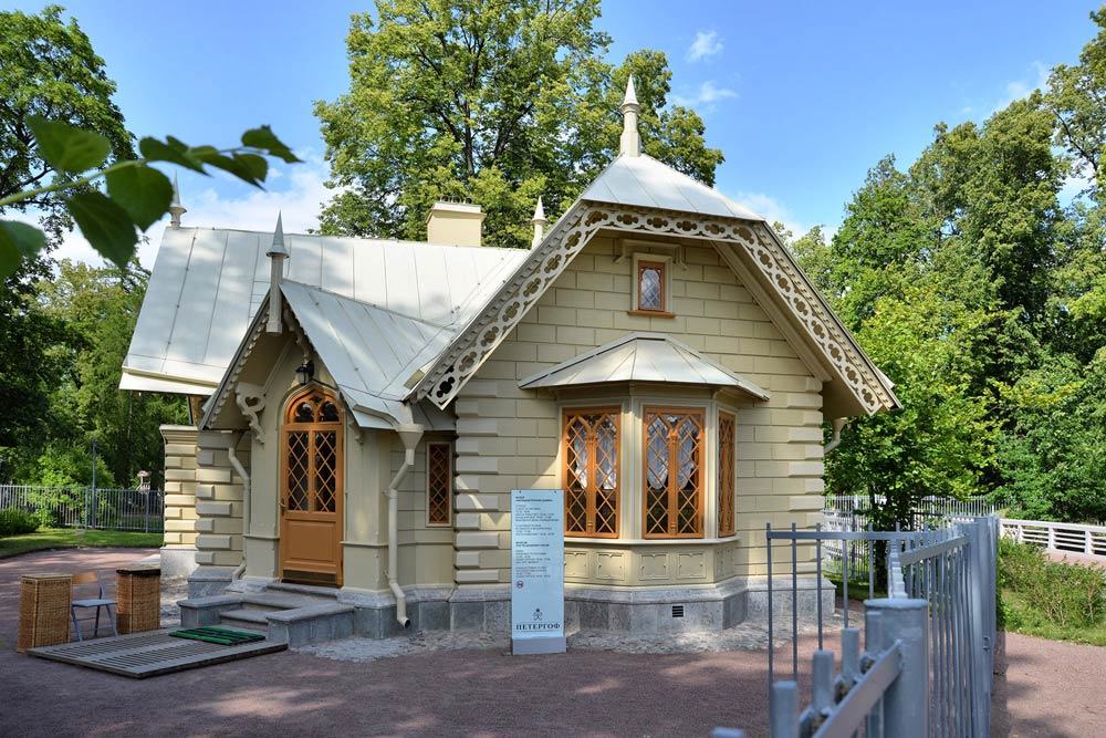 Фельдъегерский дом в парке Александрия в Петергофе