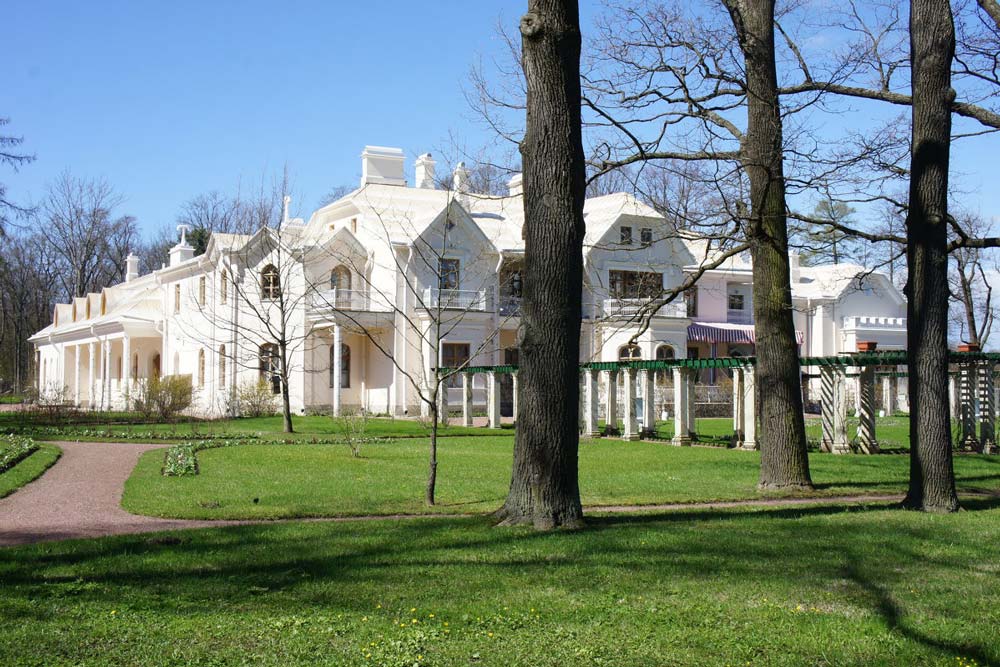 Фермерский дворец в парке Александрия в Петергофе