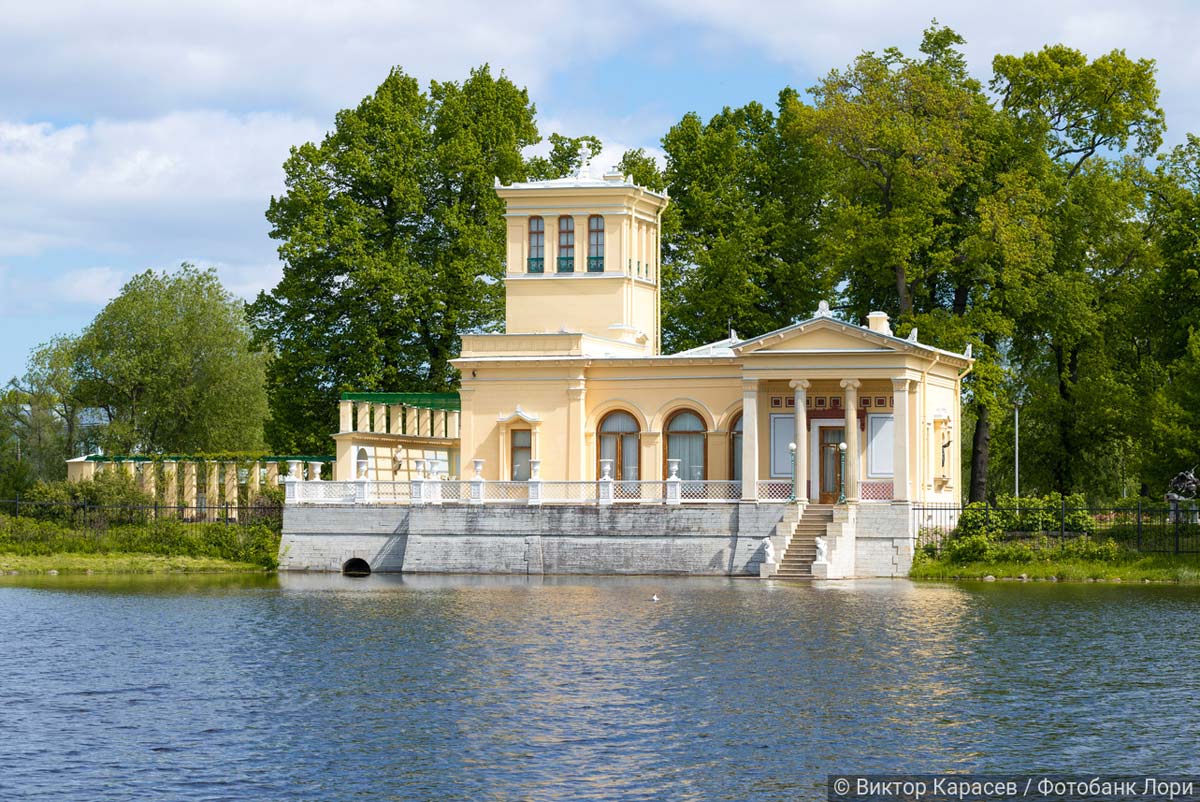 Царицын павильон в Колонистском парке в Петергофе