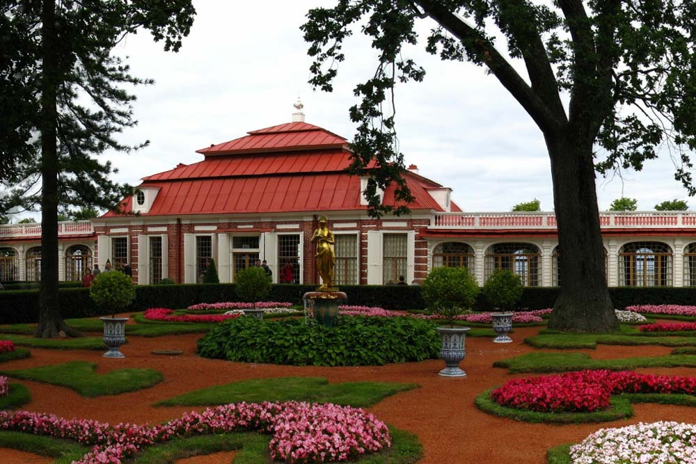 Дворец Монплезир в Нижнем парке Петергофа